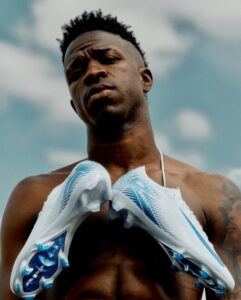 giay-da-bong-chinh-hang-nike-vini